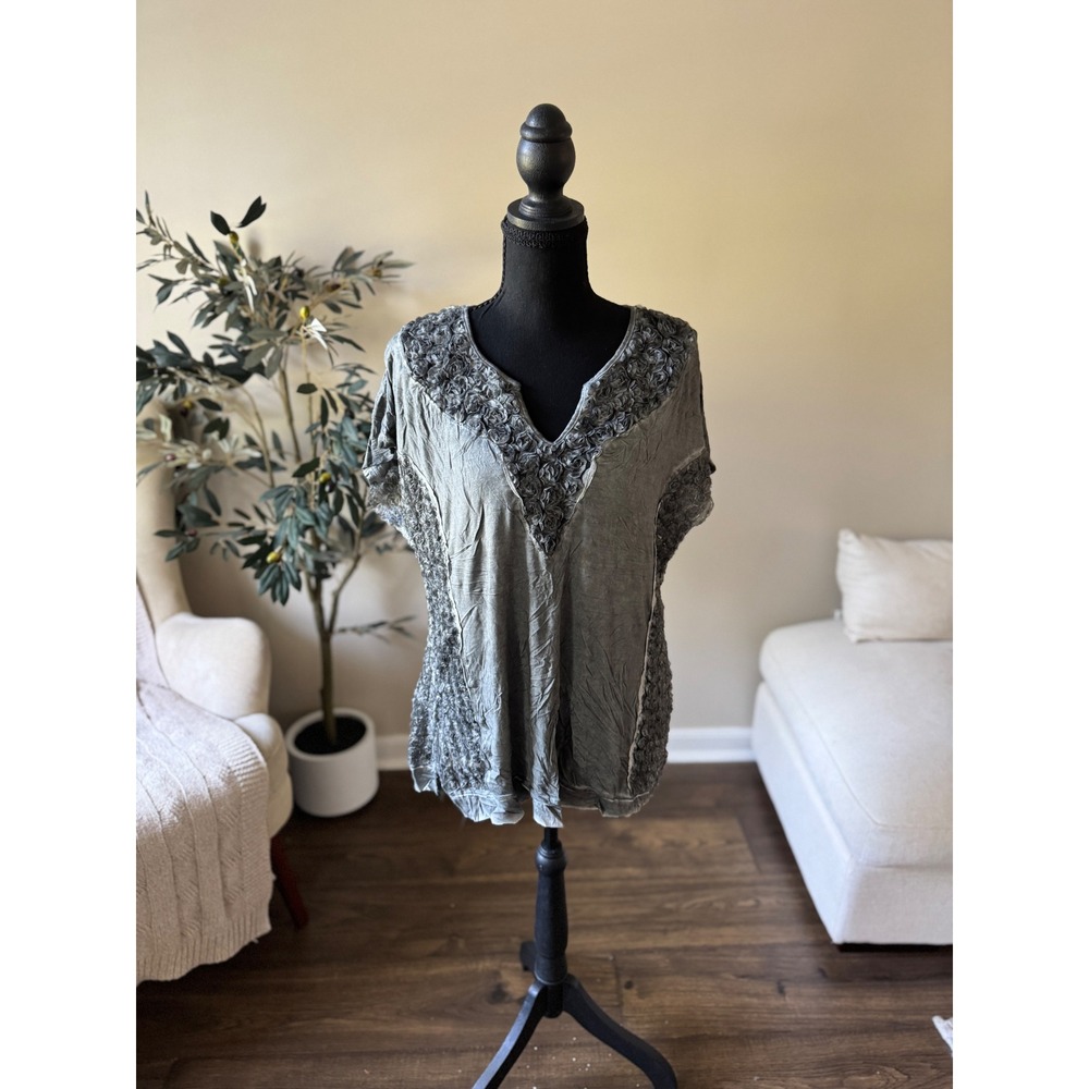 POL Grey Mineral Wash Rosette Floral V-Neck Short Sleeve Boho Top Small